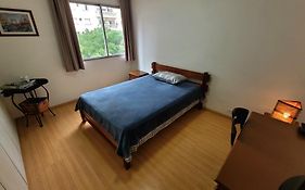 Quarto e banheiro privativos no Jardins